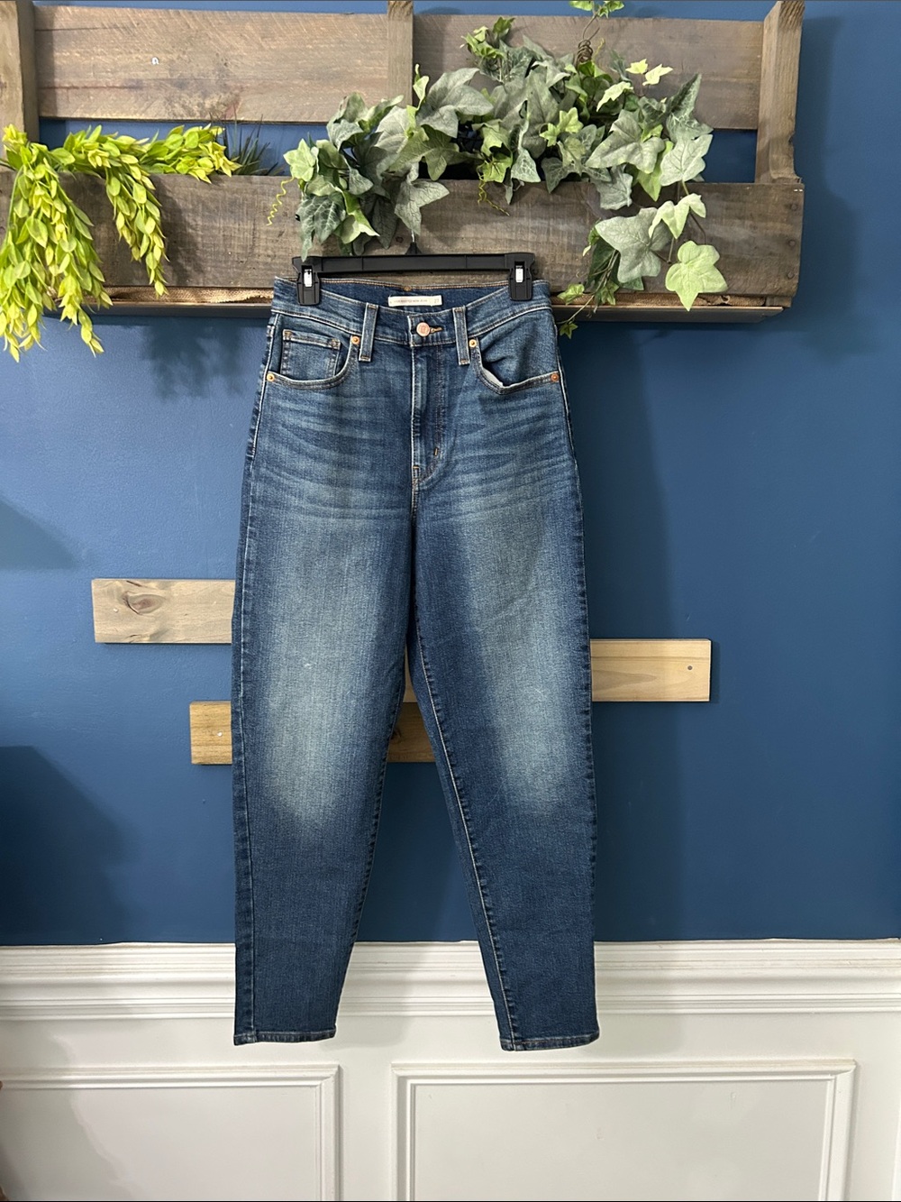 Levi's High-Rise Mom Tapered Jeans in Medium Blue Wash 27 NWOT